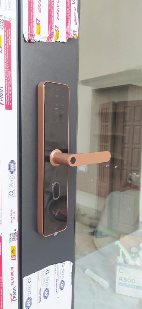 Mặt ngoài của khóa cửa Lockin X1